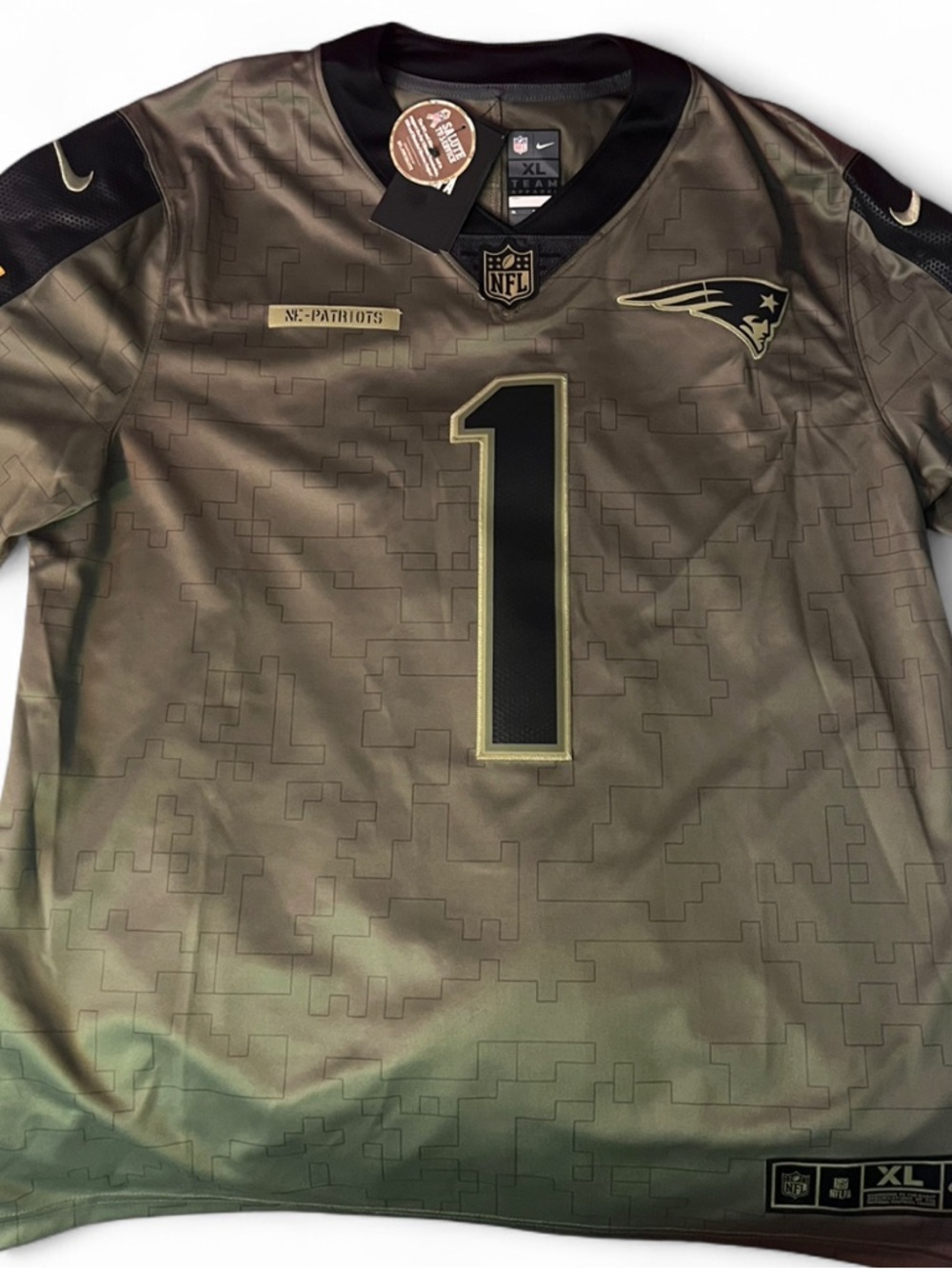 Rare Nike Salute to service  New England Patriots Cam Newton Jersey Men’s XL.
